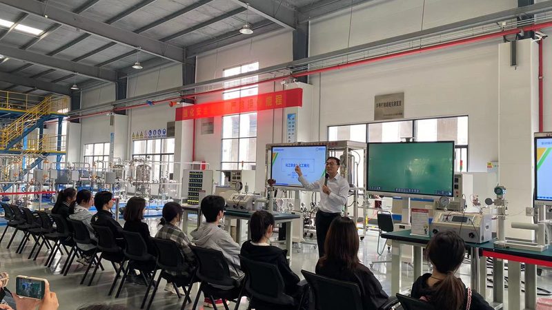 上海化工原料定制加工：解析定制化在化工领域的价值与挑战